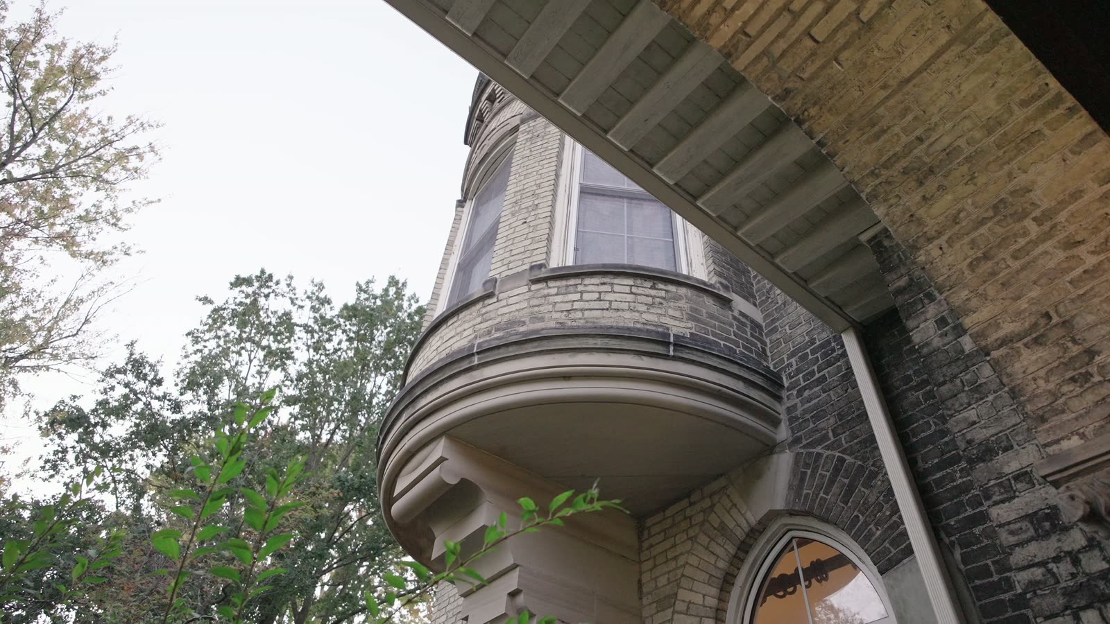 A stone pillar holding up the second floor bay at Inverlorne
